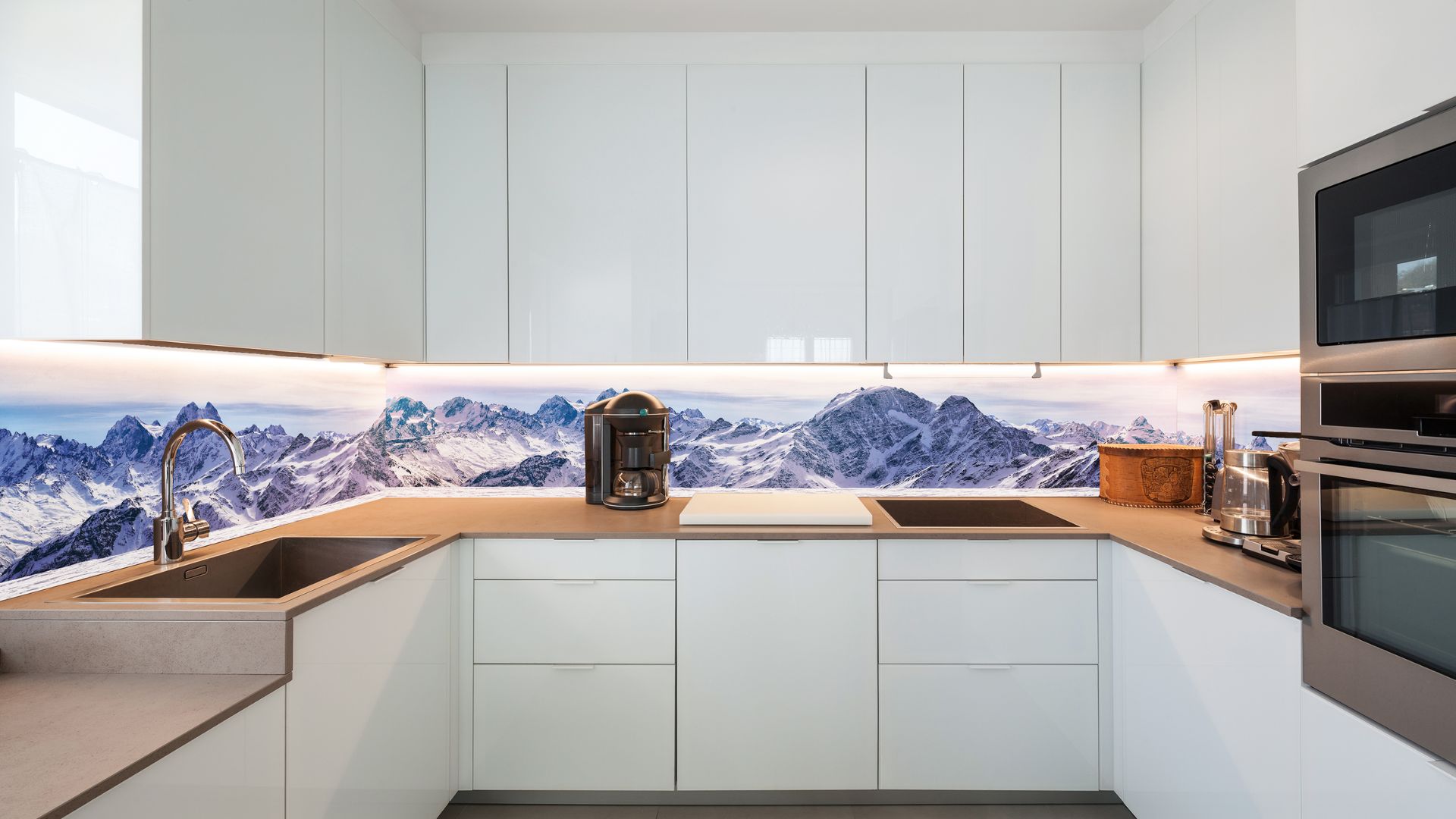 Realisierte Glasrückwand mit Bergpanorama-Motiv und LED-Hinterleuchtung