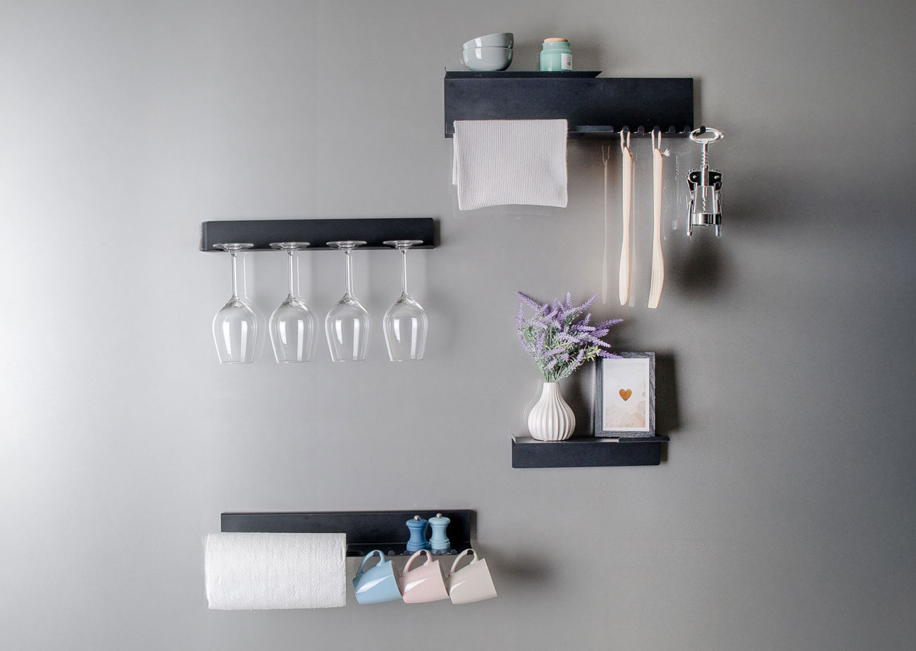 Magnetische Glasrückwand mit Zubehör — Regal, Weinglas- und Küchenpapierhalter