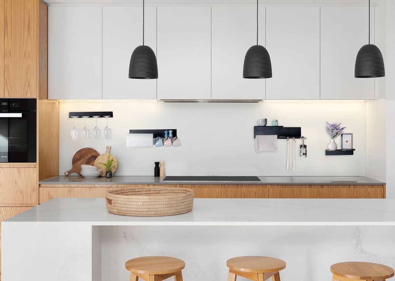Küche mit magnetischer Glasrückwand und Zubehör — Weinglashalter, Regale und Halter